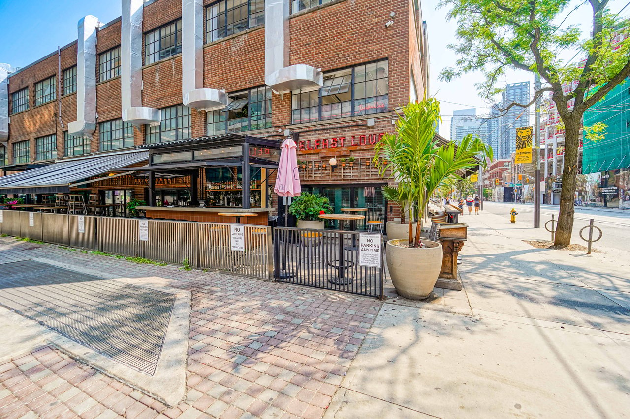 #302-560 King St W 