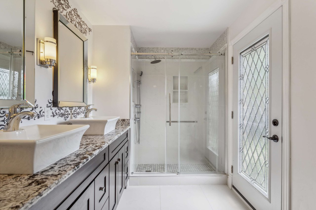 Updated Glen Abbey home with an Entertainers Backyard Paradise