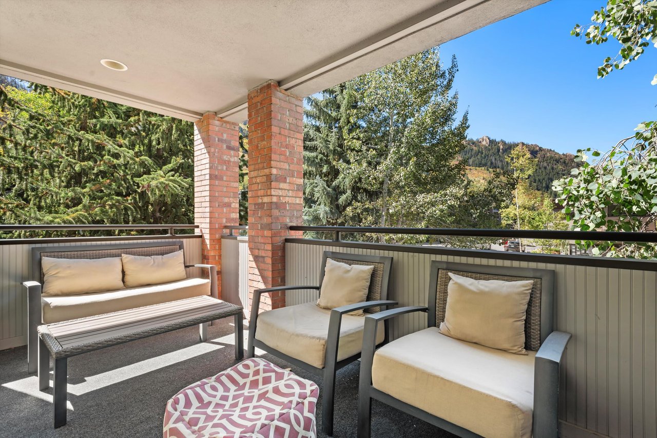 Perfect Aspen Retreat with Mountain Views and Walkable Convenience