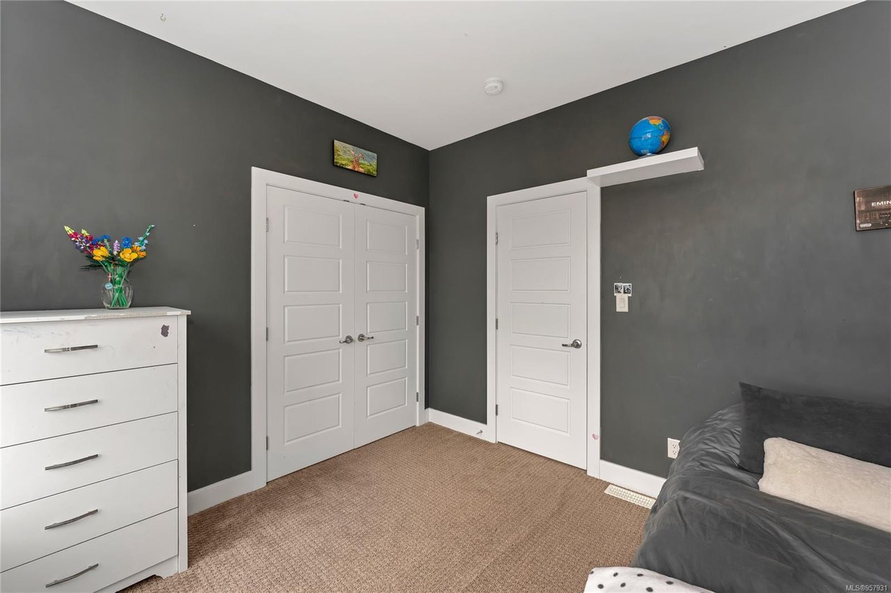 3359 Curlew St