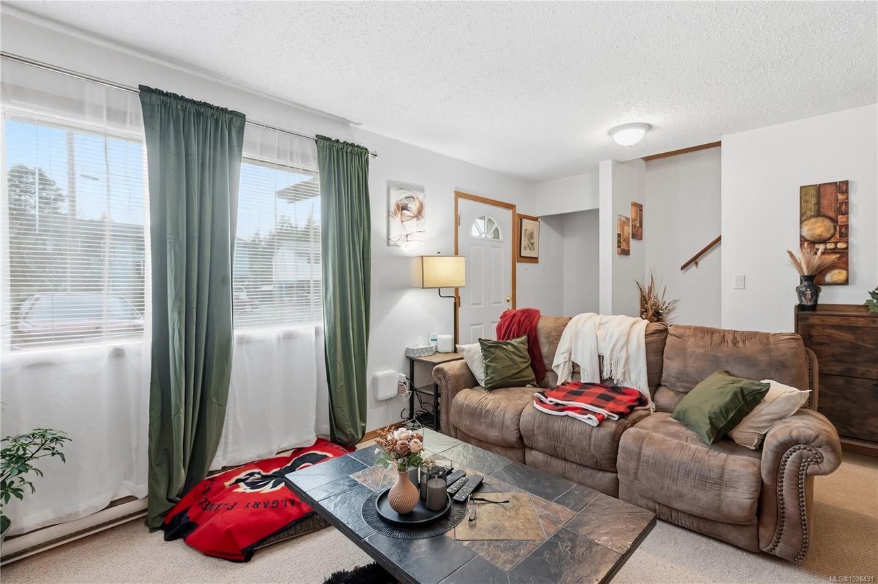 1639 Holly Cres