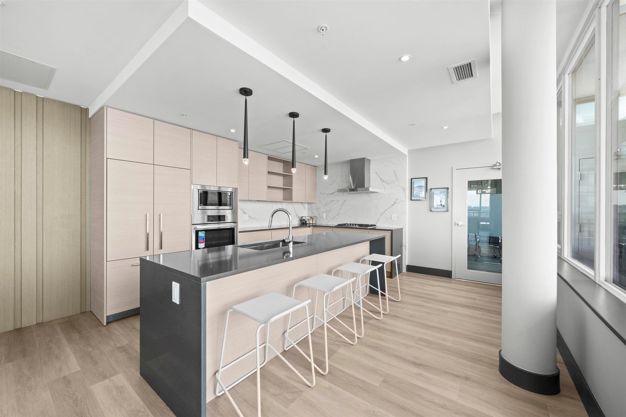 1003-823 Carnarvon St