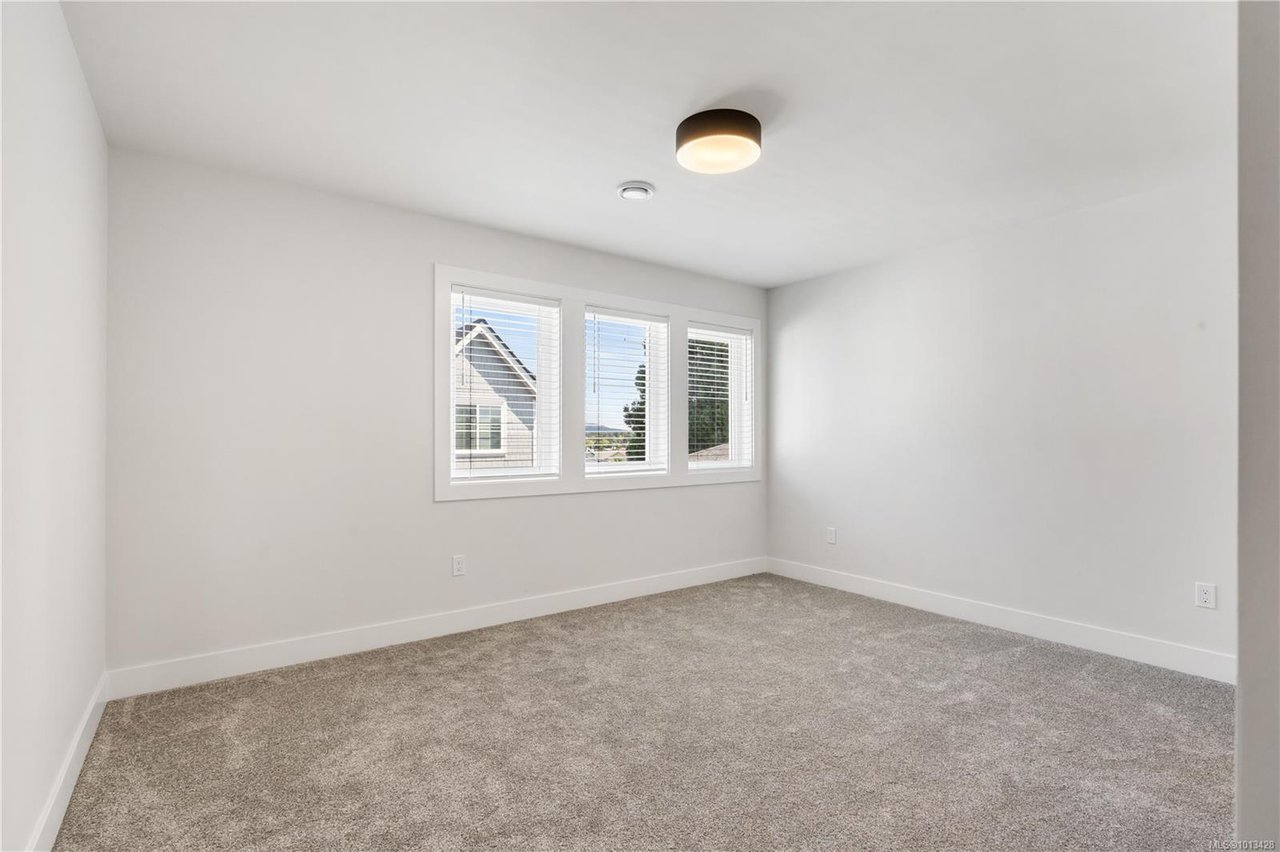 1-910 Old Esquimalt Rd