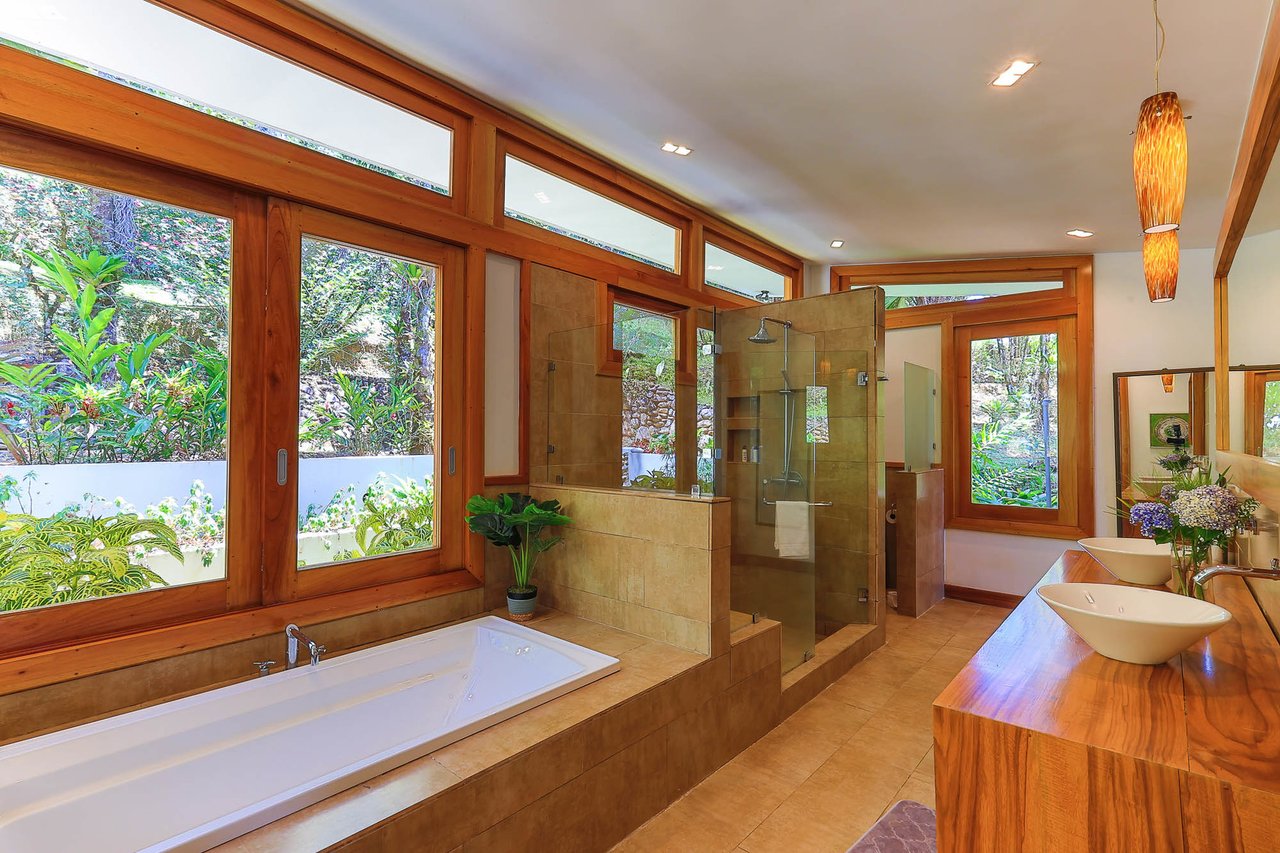 Luxurious Mountain Villa Retreat, Perez Zeledon, San Jose