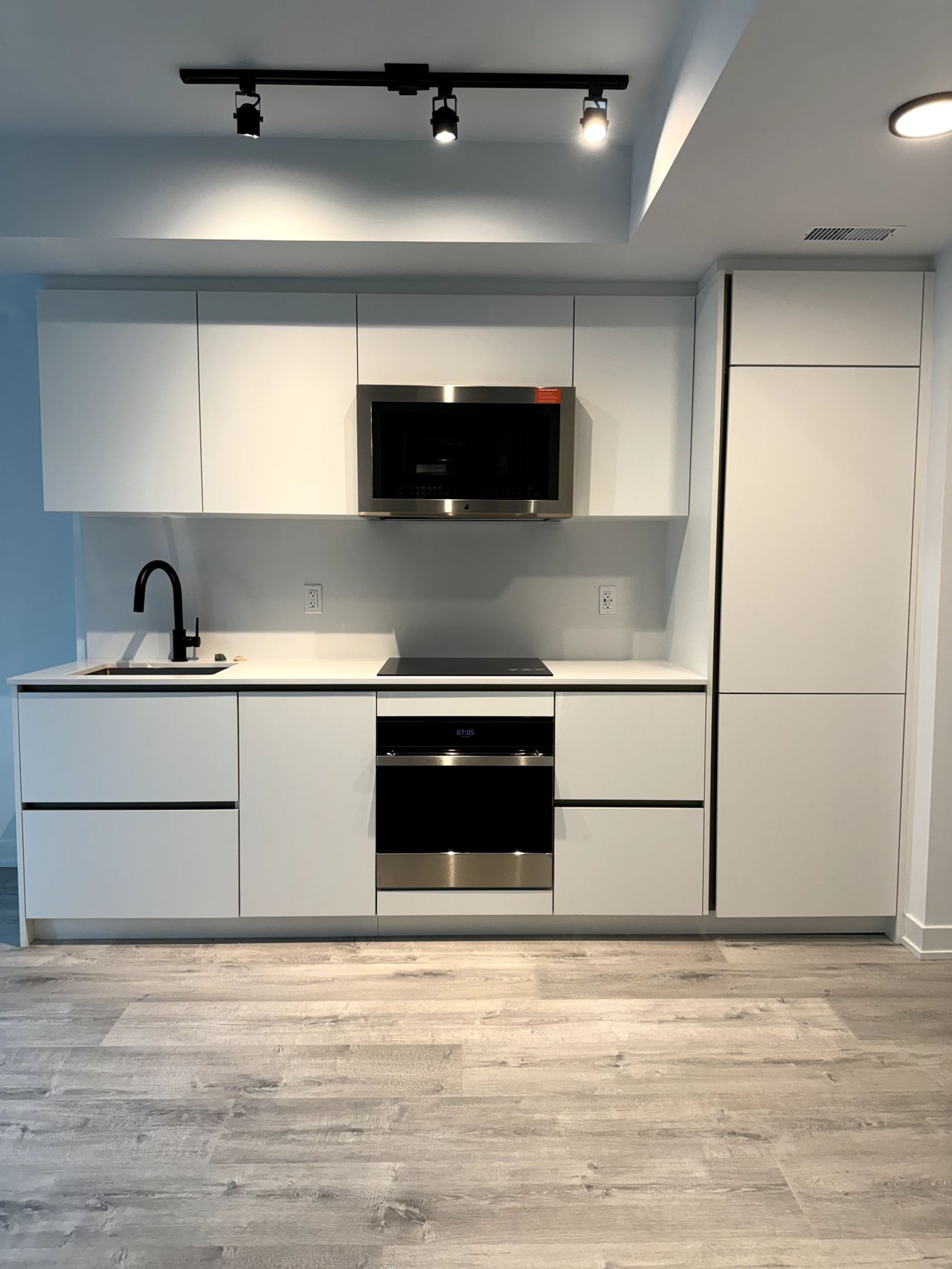 327 King St W Unit: 1105
