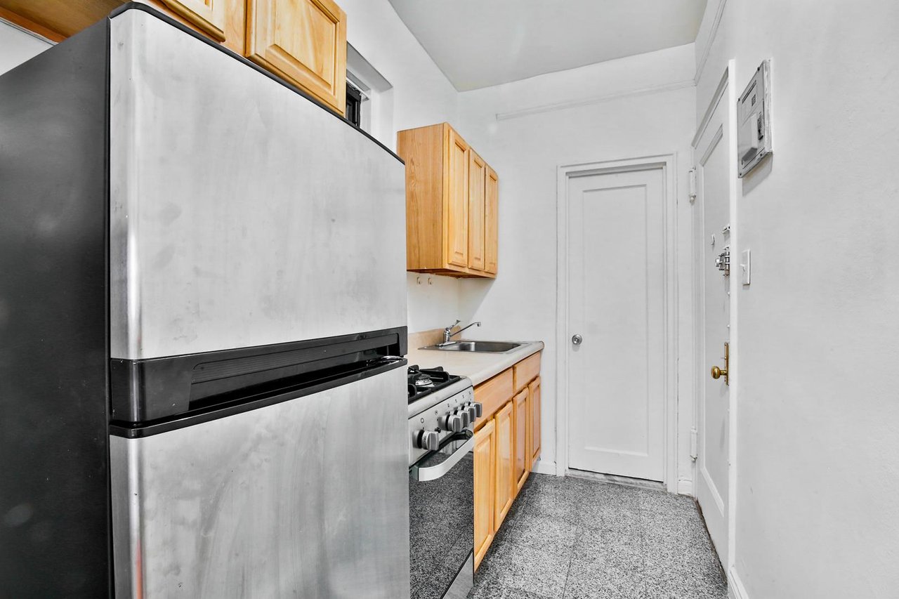 210 East 38th Street, Apt 3-G
