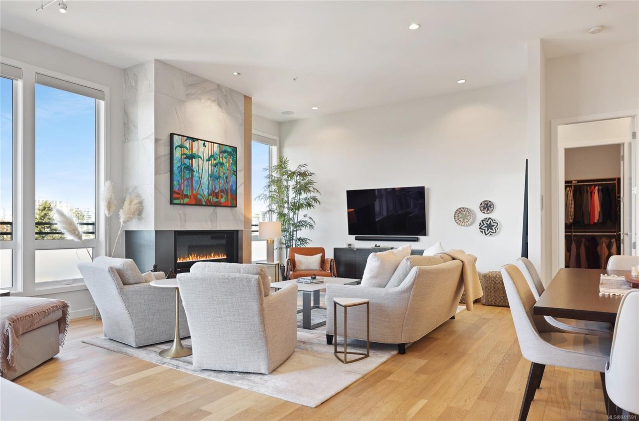 403-1018 Pentrelew Pl