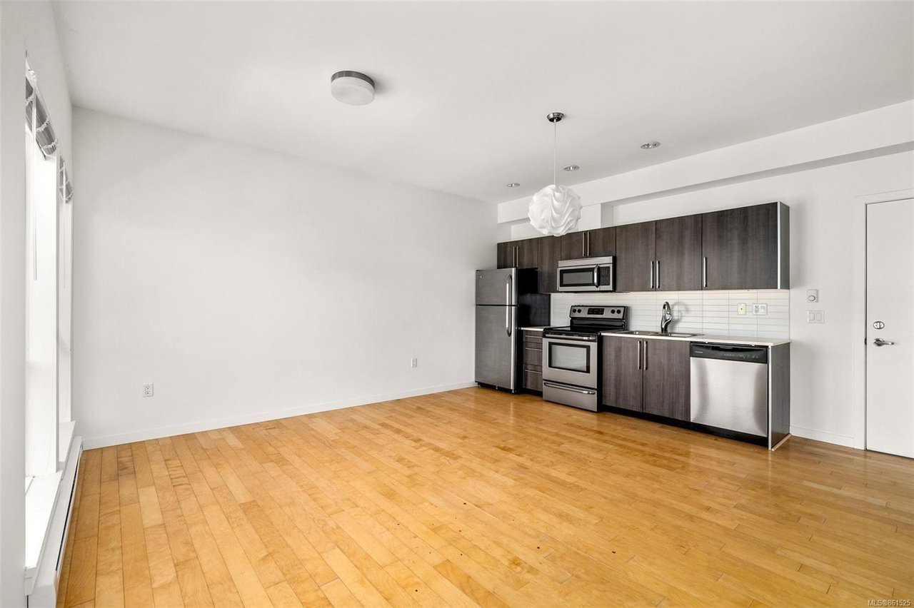 205-4050 Douglas St