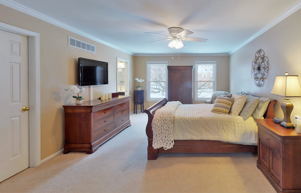 32 LAWRENCIA DR