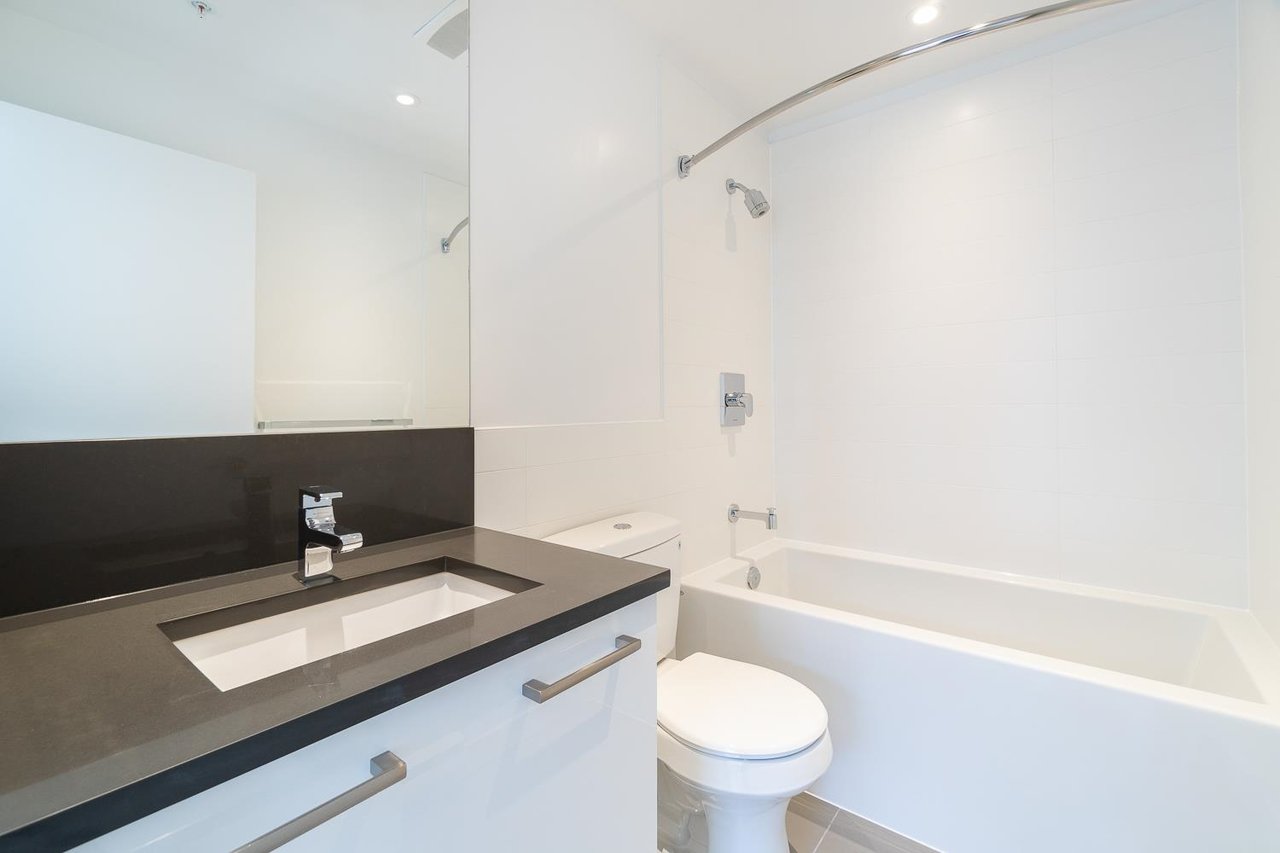 PH9-955 E Hastings St