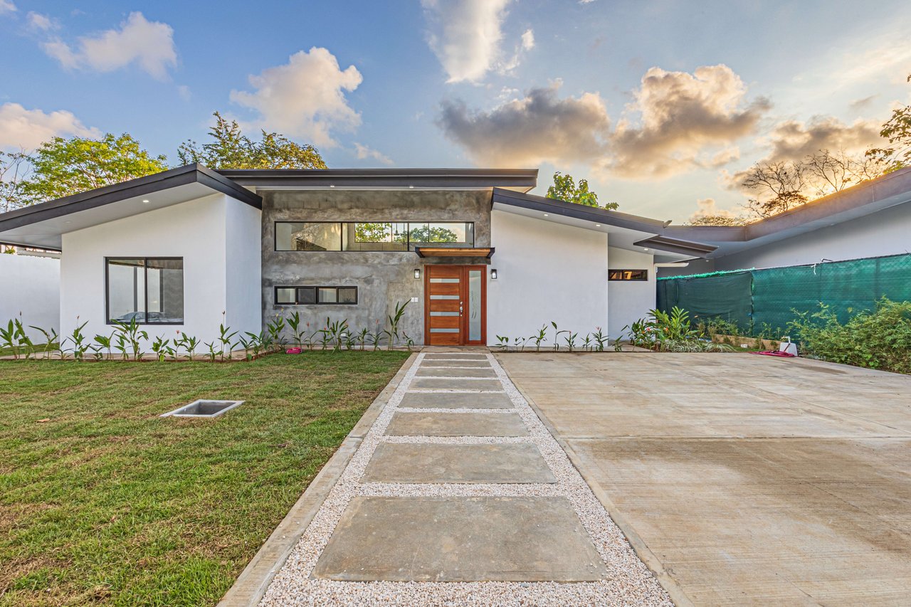 Brand new House in Uvita, 3 Bed, 2Bath. Walk to the Stores