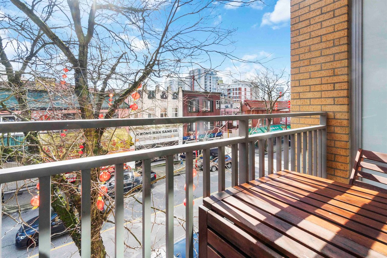 303-231 E Pender Street, Vancouver