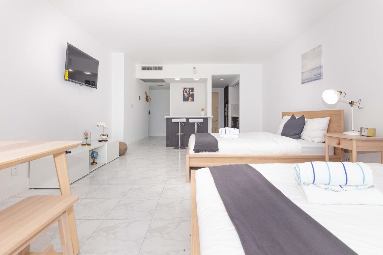 5445 Collins Ave #822 Miami Beach FL-33140