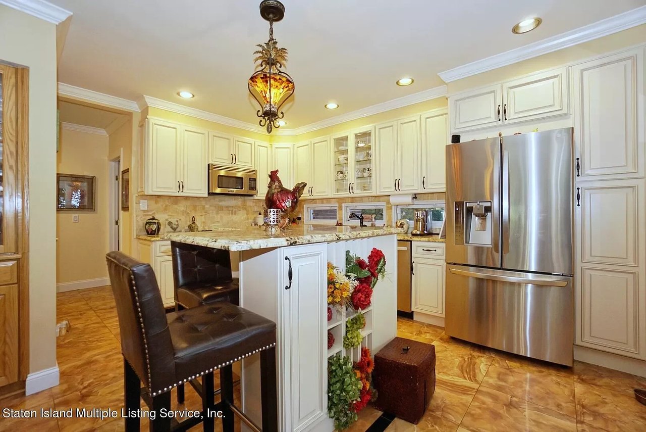 37 Holsman Rd