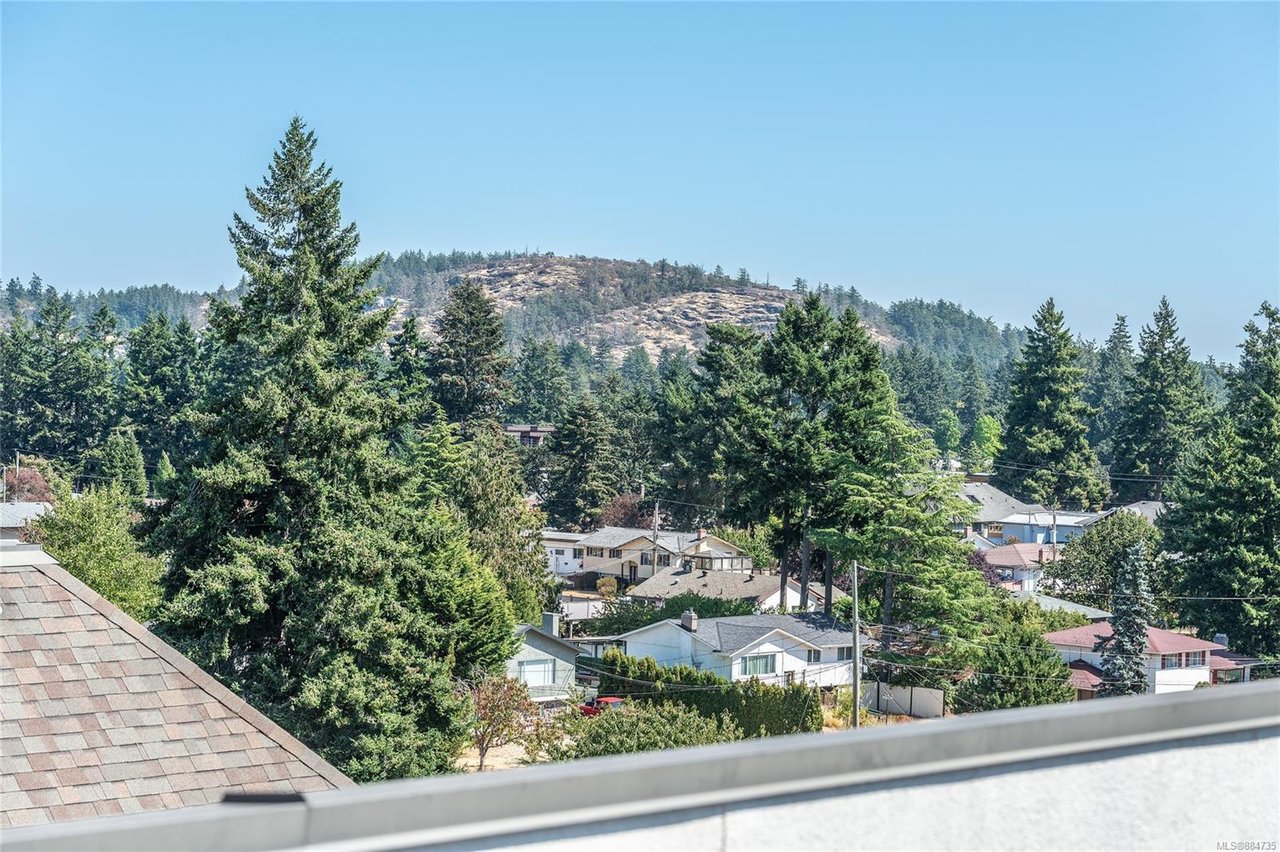 411-866 Goldstream Ave