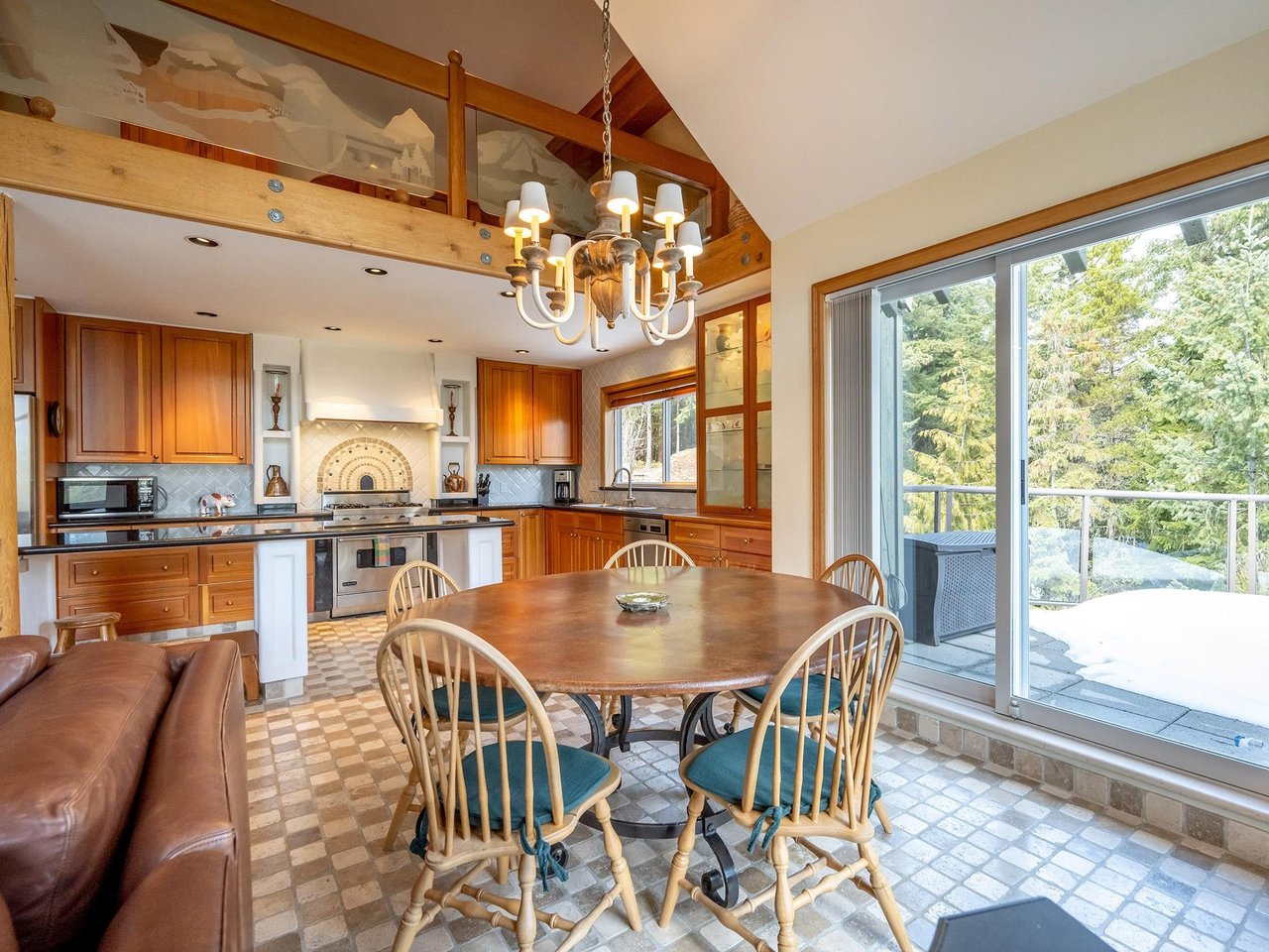 9-3554 Falcon Cres