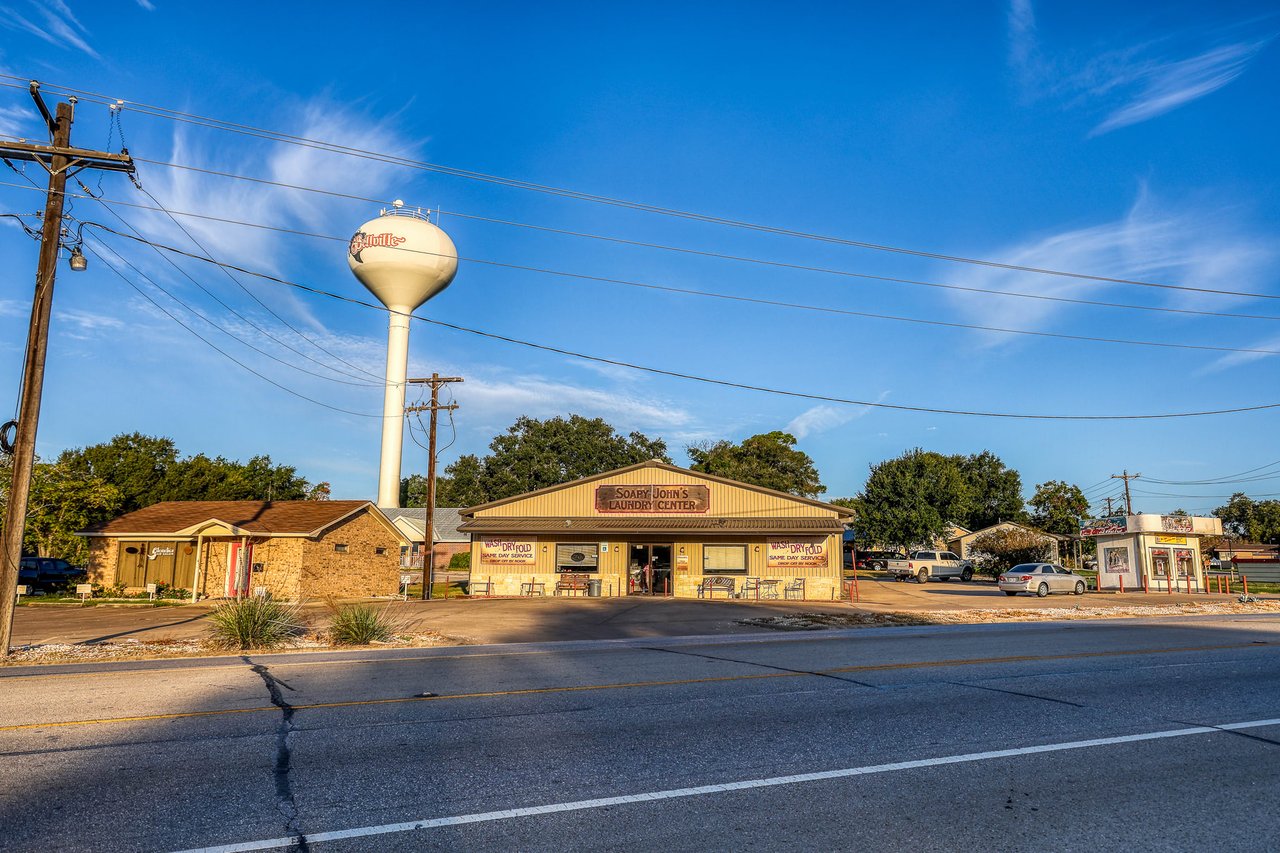 512 & 514 S Front St Bellville, TX 77418