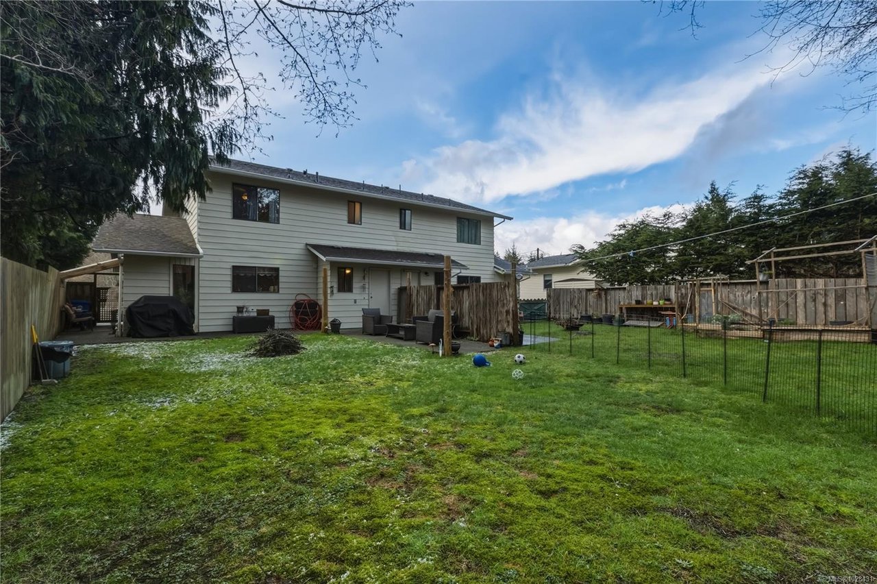 1639 Holly Cres