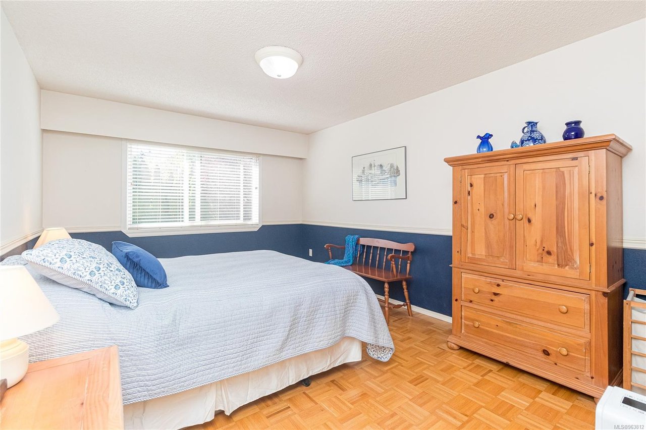 304-1665 Oak Bay Ave