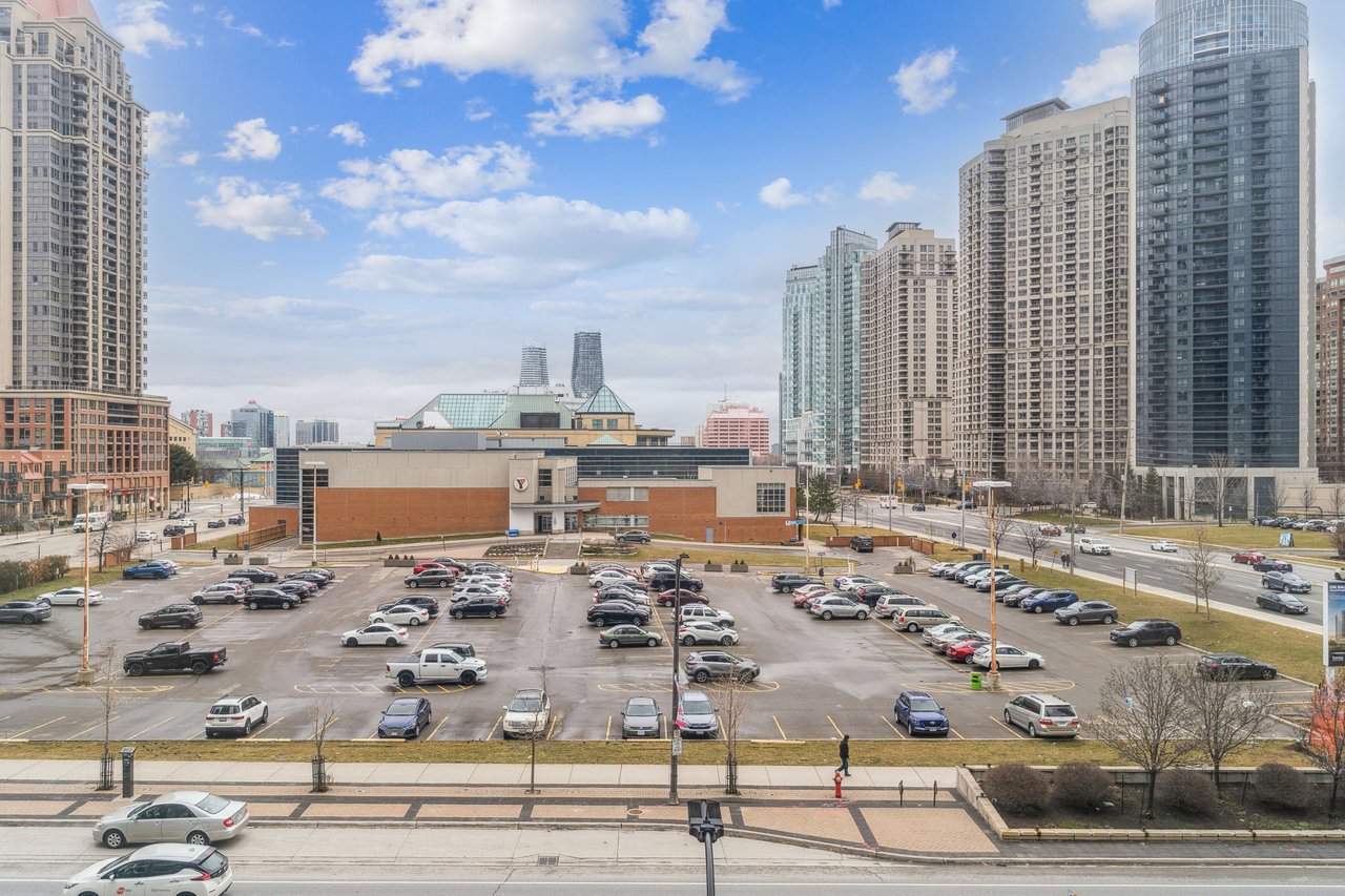 Bright & Spacious Condo In The Heart Of Downtown Mississauga