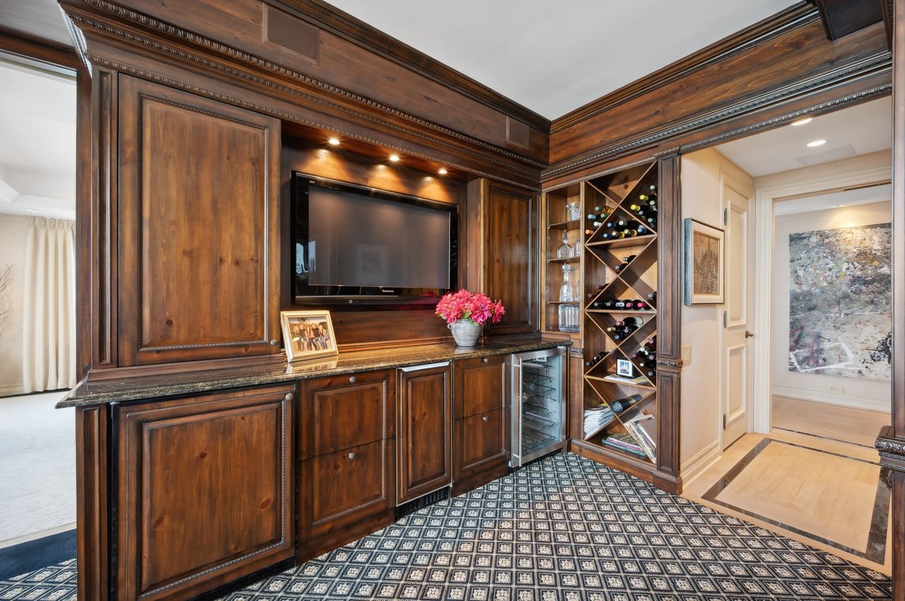 180 E PEARSON Street Unit: 4504