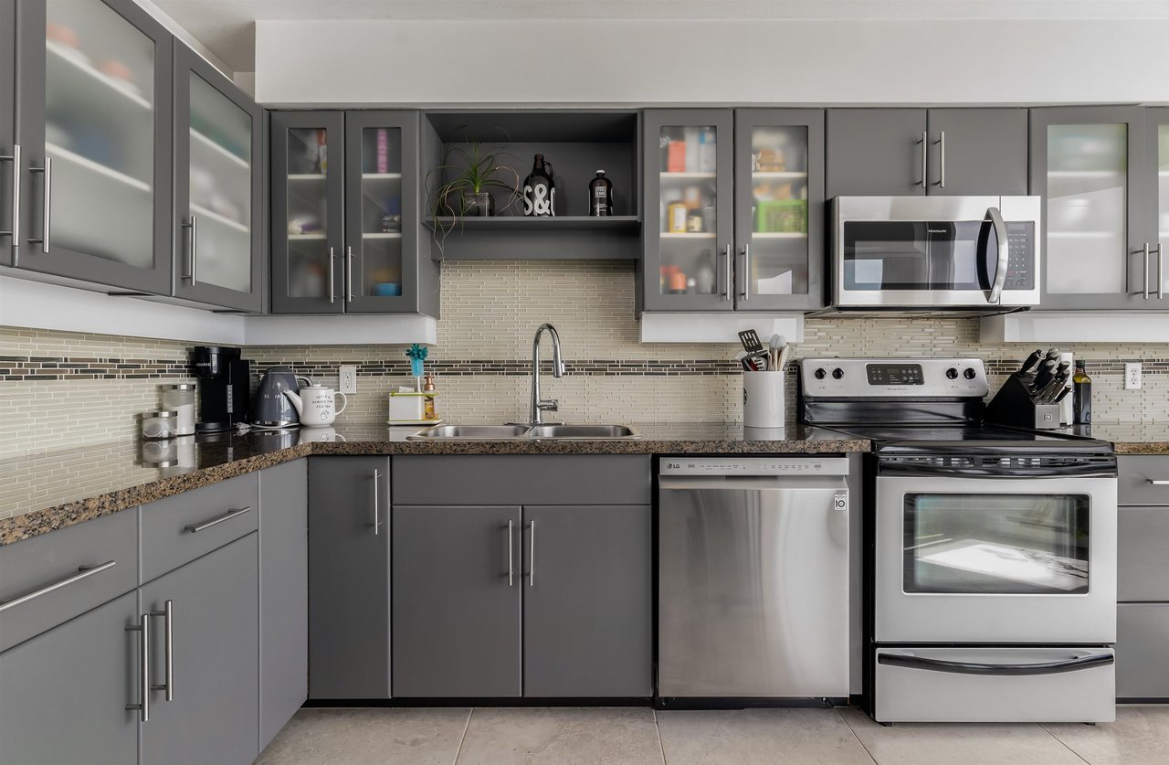 1102-1045 Quayside Dr