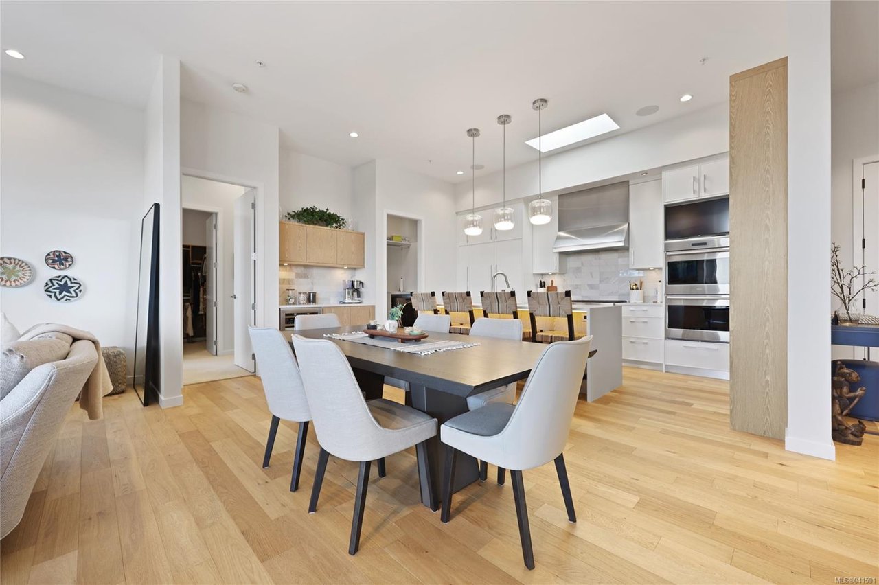 403-1018 Pentrelew Pl