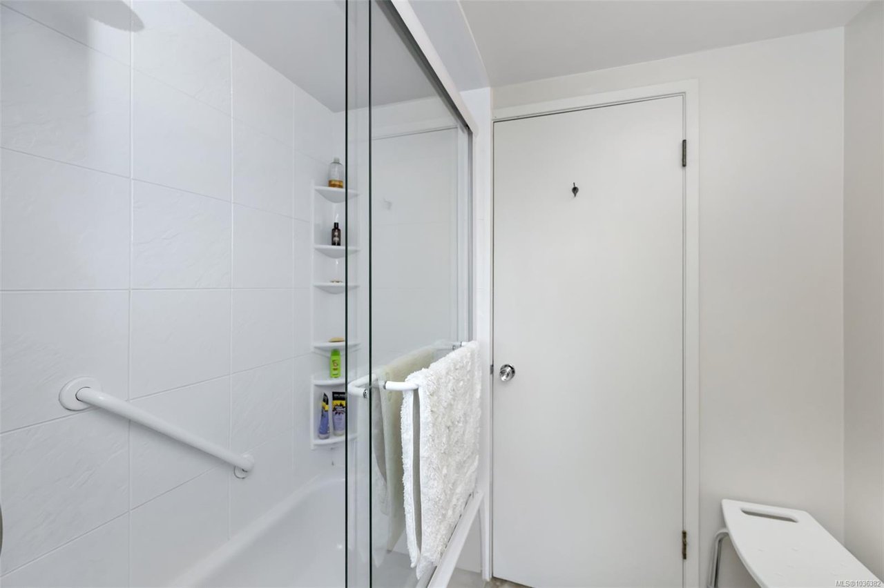 989 Abbey Rd, Saanich