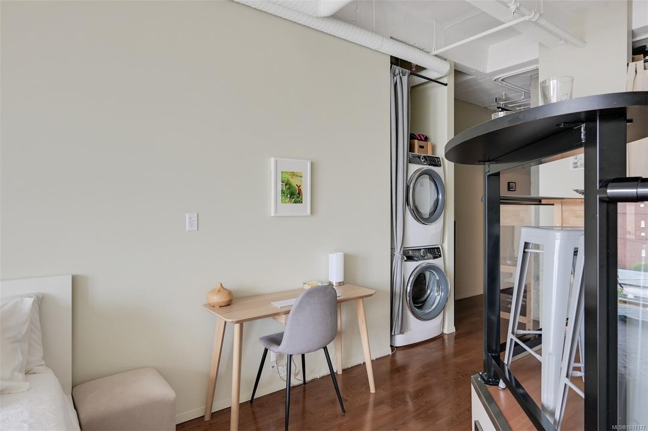 305-1061 Fort St