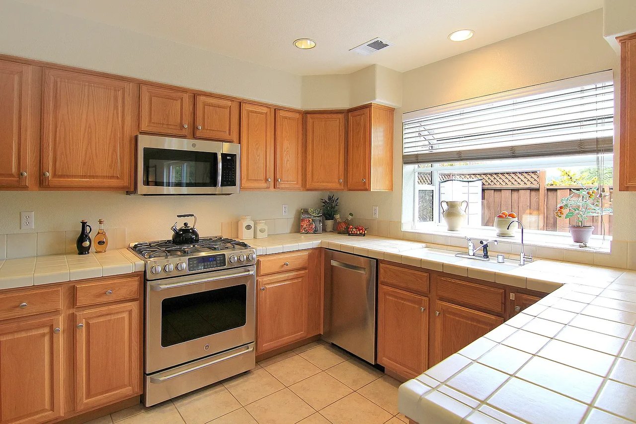 905 Coast Range Dr