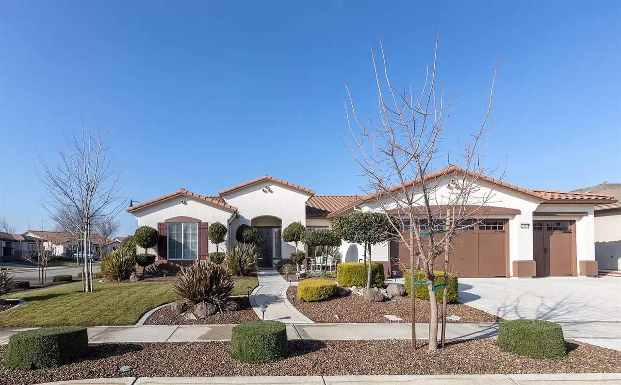 2437 Ashbridge Ln