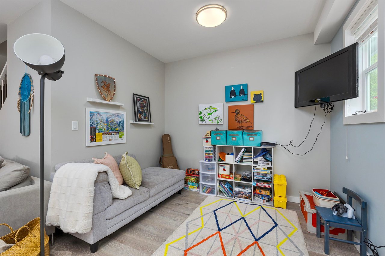 1039 Jay Cres