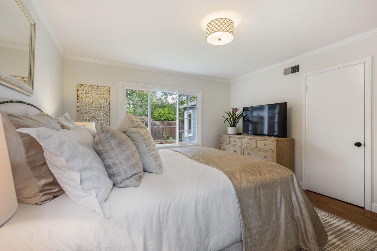 1329 Cordilleras Ave