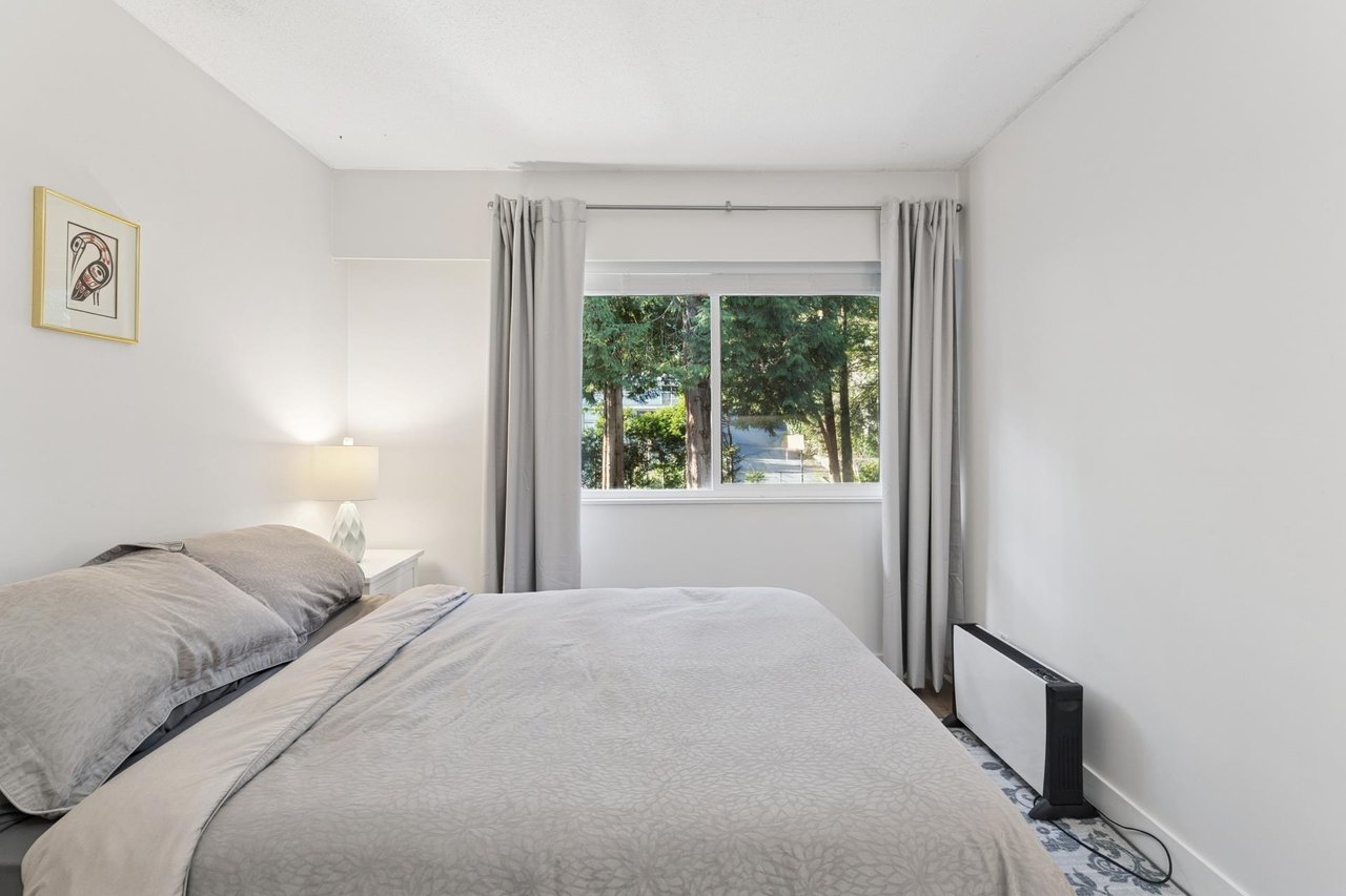 2060 Deep Cove Cres