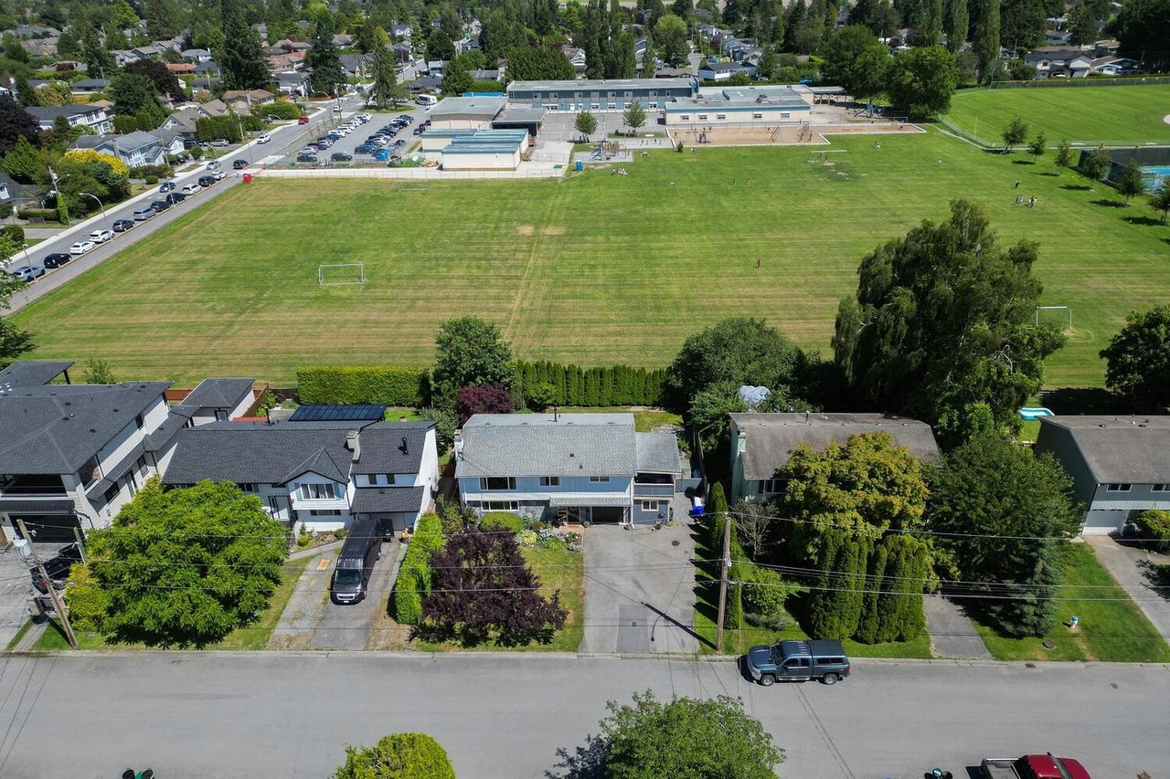4352 49 St