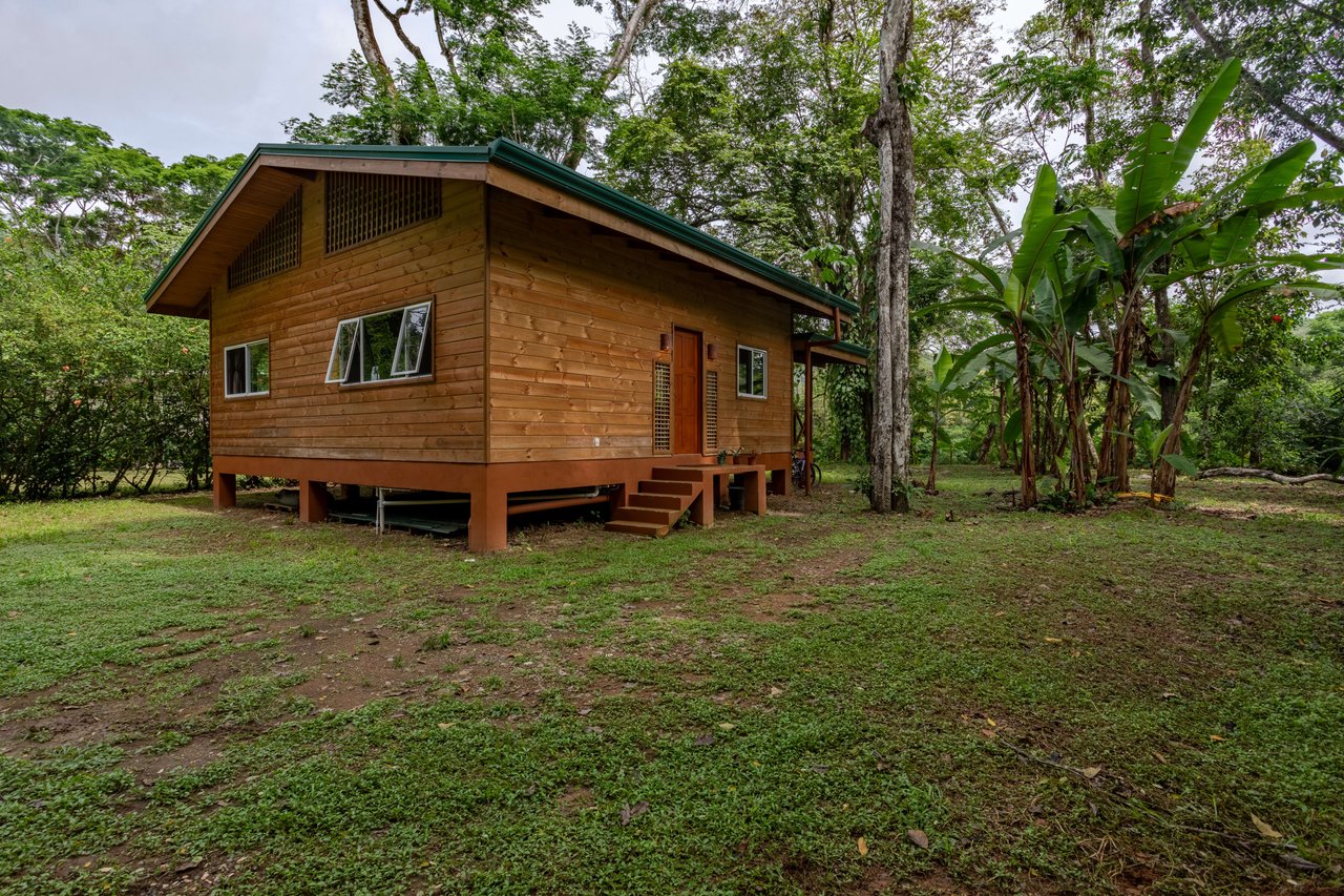 BARU RIVERFRONT HOME CLOSE TO THE BEACH IN DOMINICAL COSTA RICA