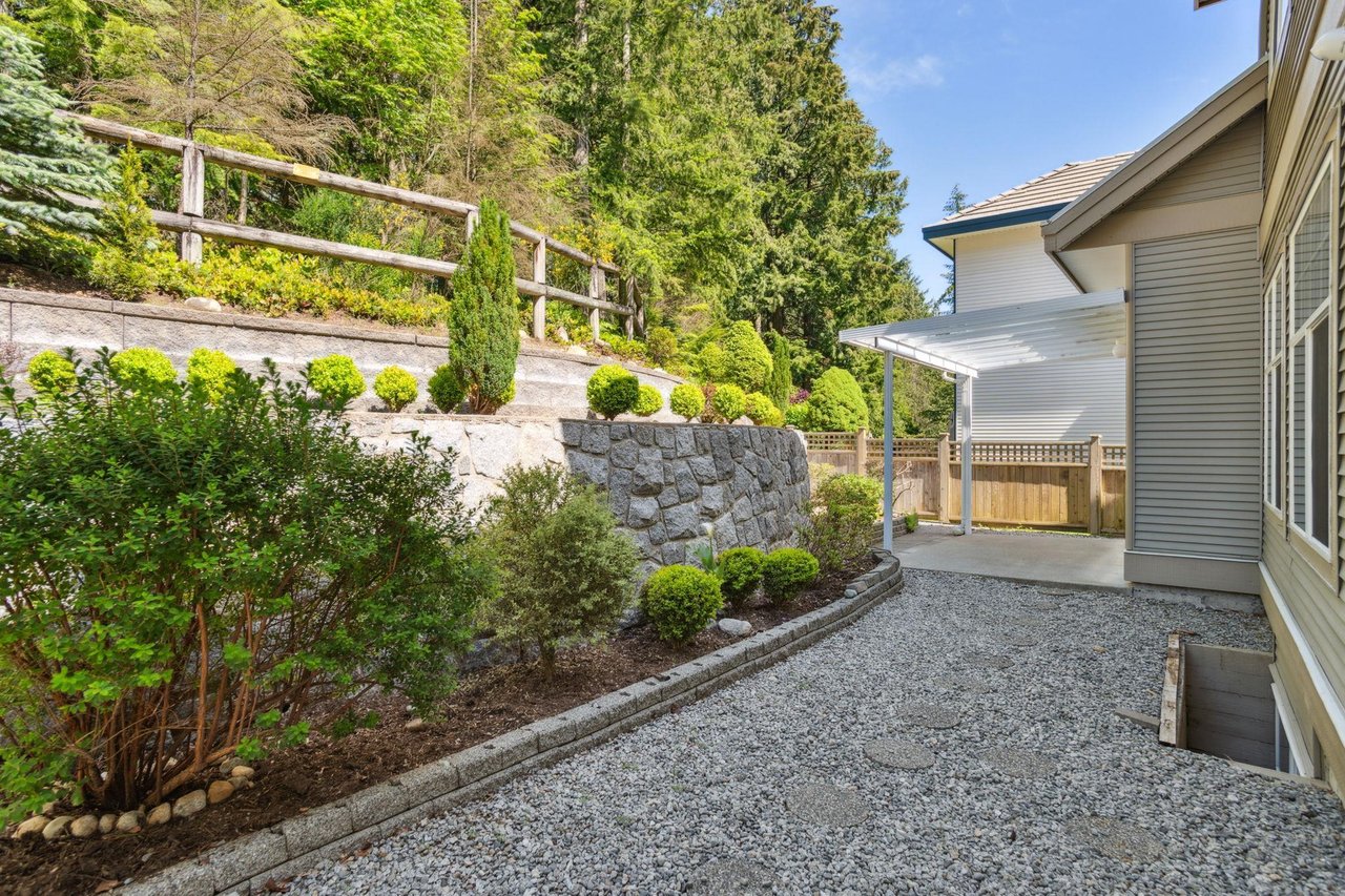 1699 Arbutus Pl