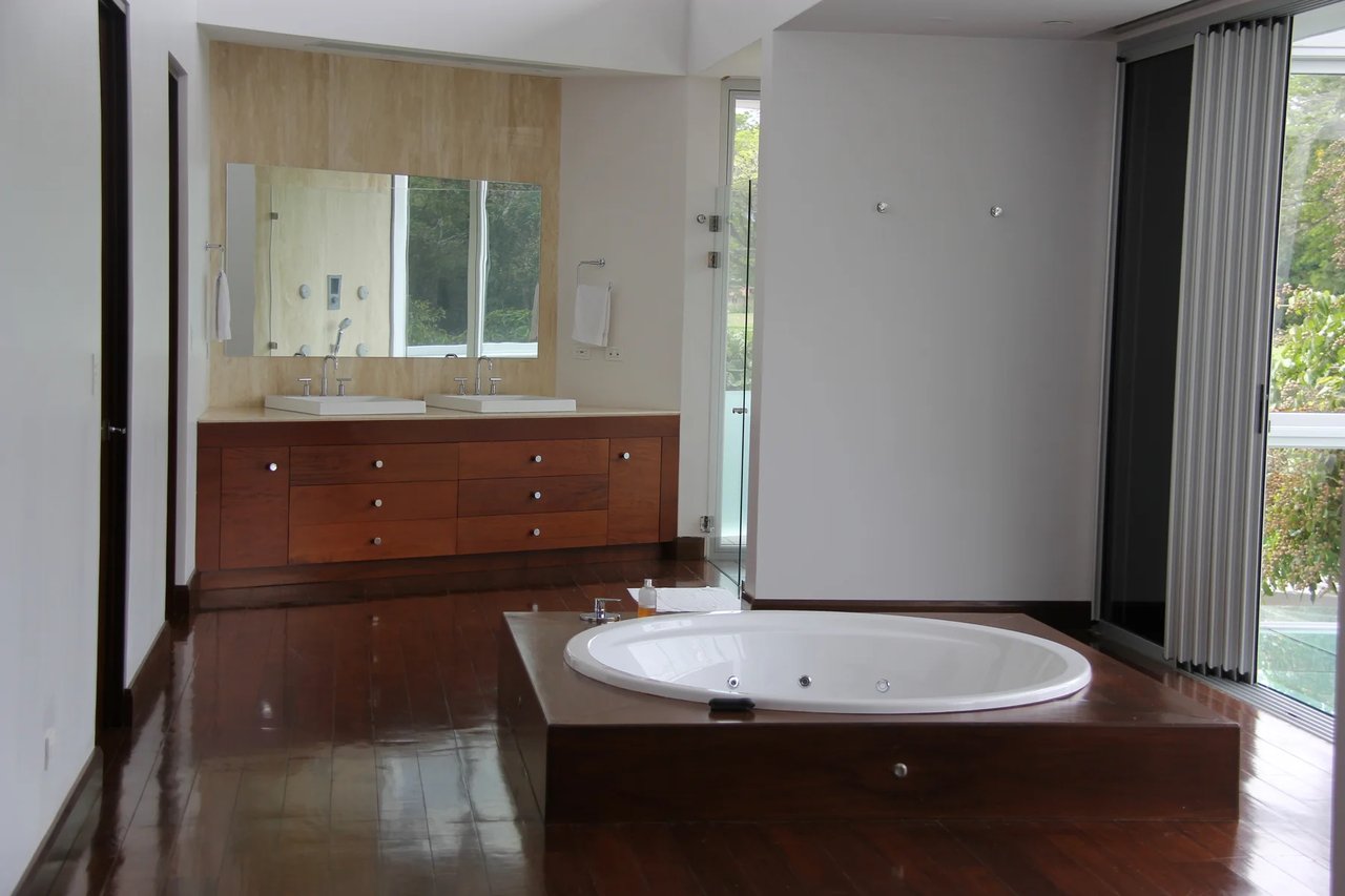 Lakefront Smart Home with Pool, Santa Ana, San Jose