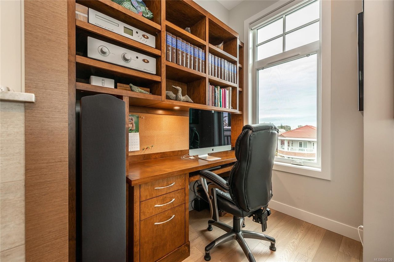 401-1765 Oak Bay Ave