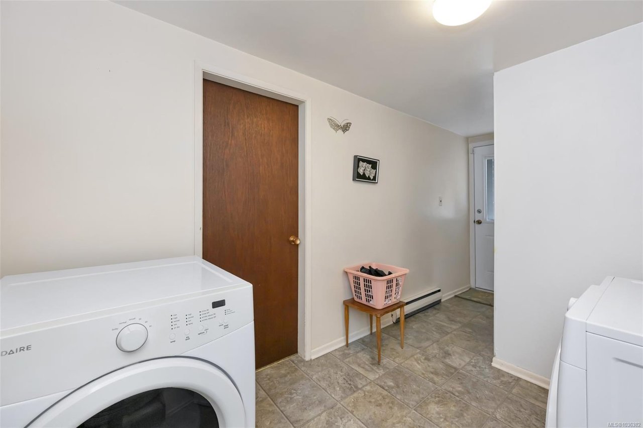 989 Abbey Rd, Saanich