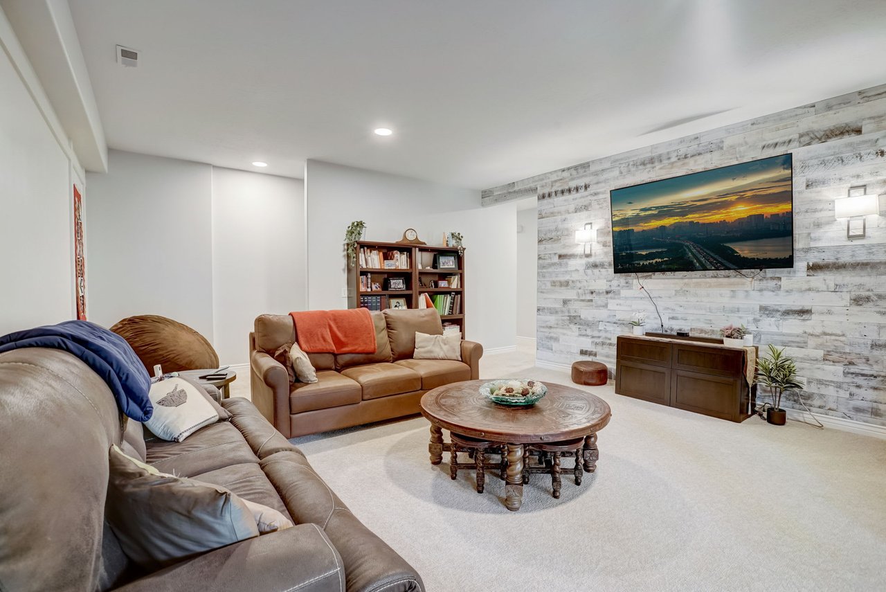1382 E Meadow Valley Dr