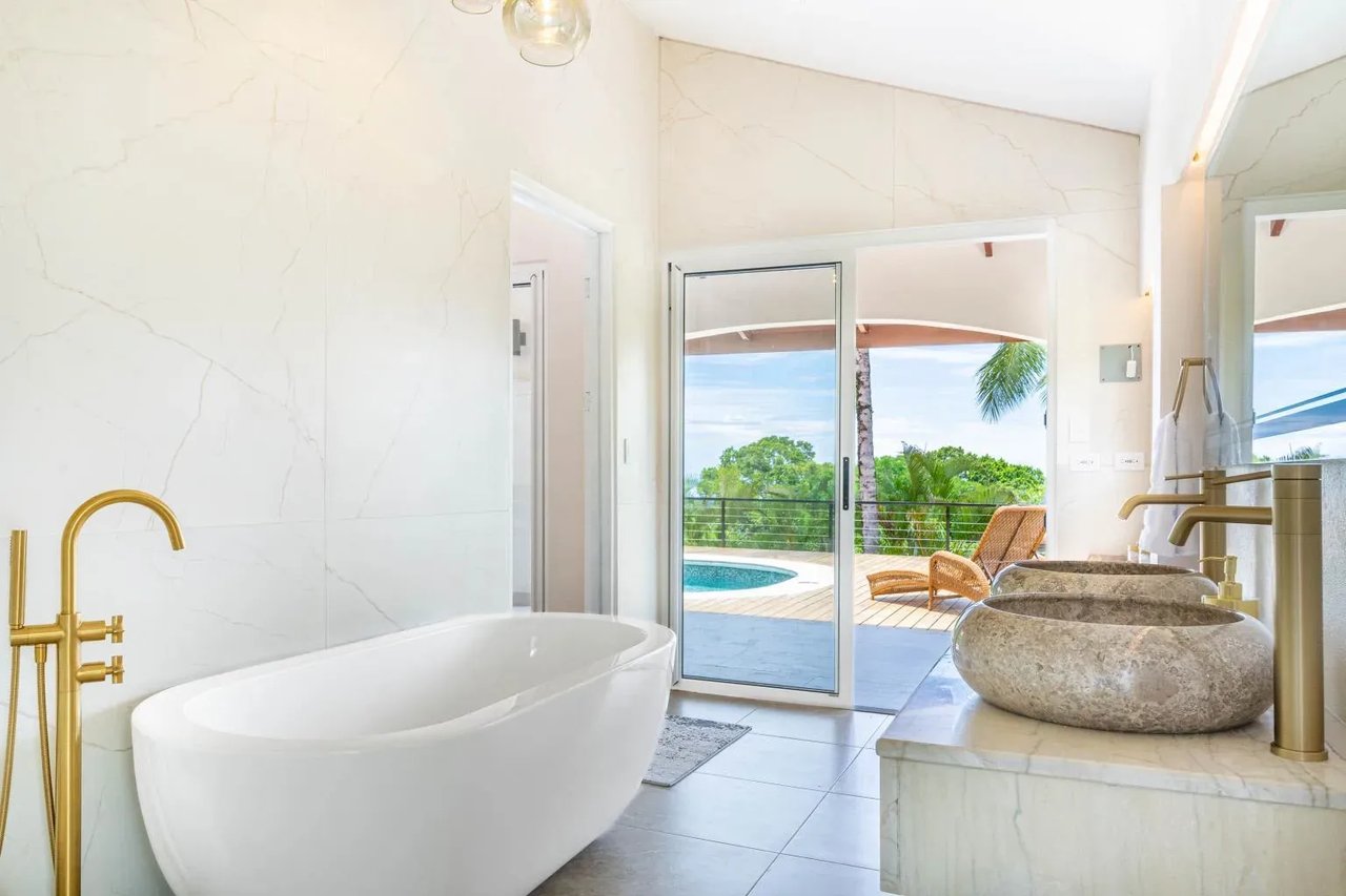 Casa Blanca: Luxury Oceanview 4 Bedroom Uvita Home