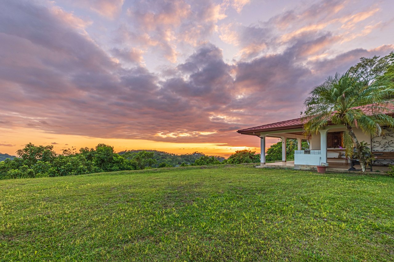 Casa De La Rosa, 3 Bedroom Ocean View Home in Lagunas!