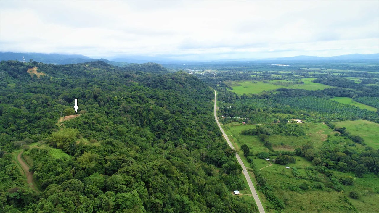 9 acres property with 360 panoramic views and 80m highway frontage