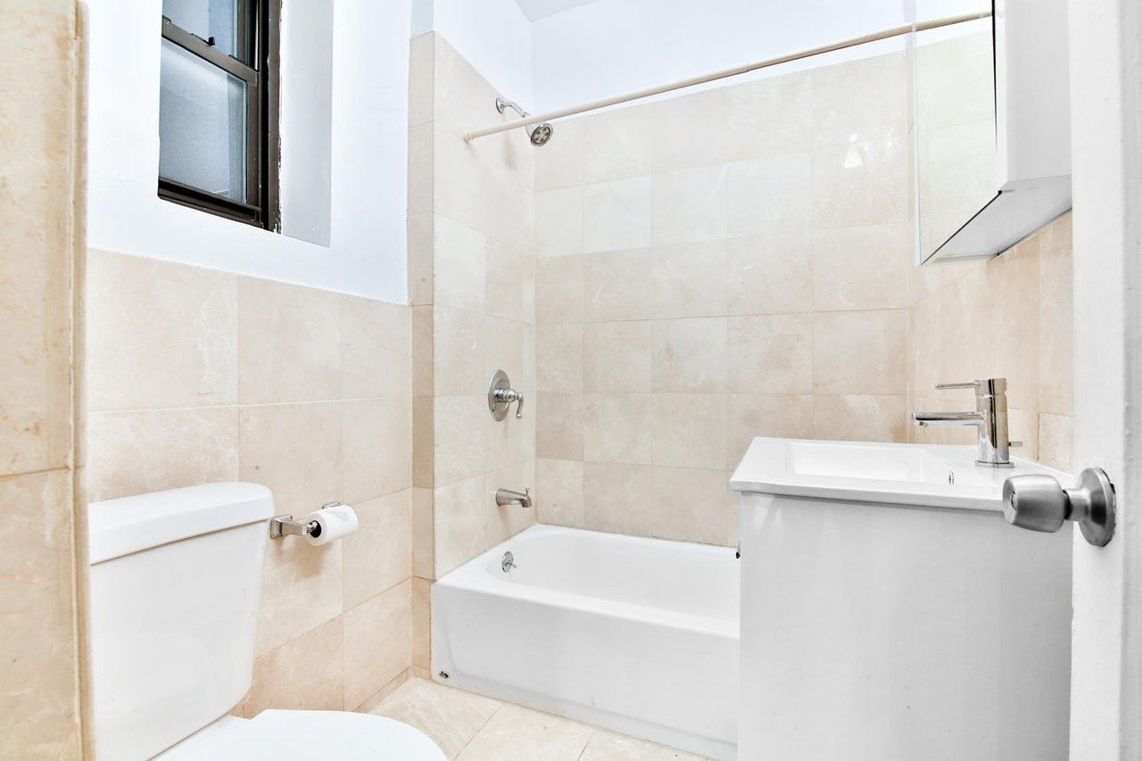 210 East 38th Street, Apt 3-G