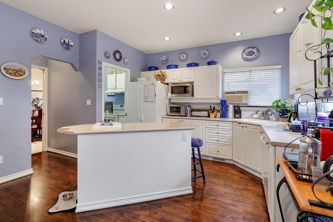 2927 Pinetree Close