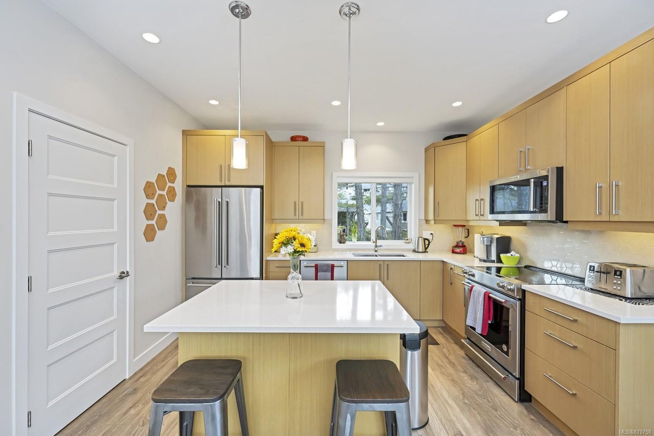 2214 Echo Valley Rise, Langford