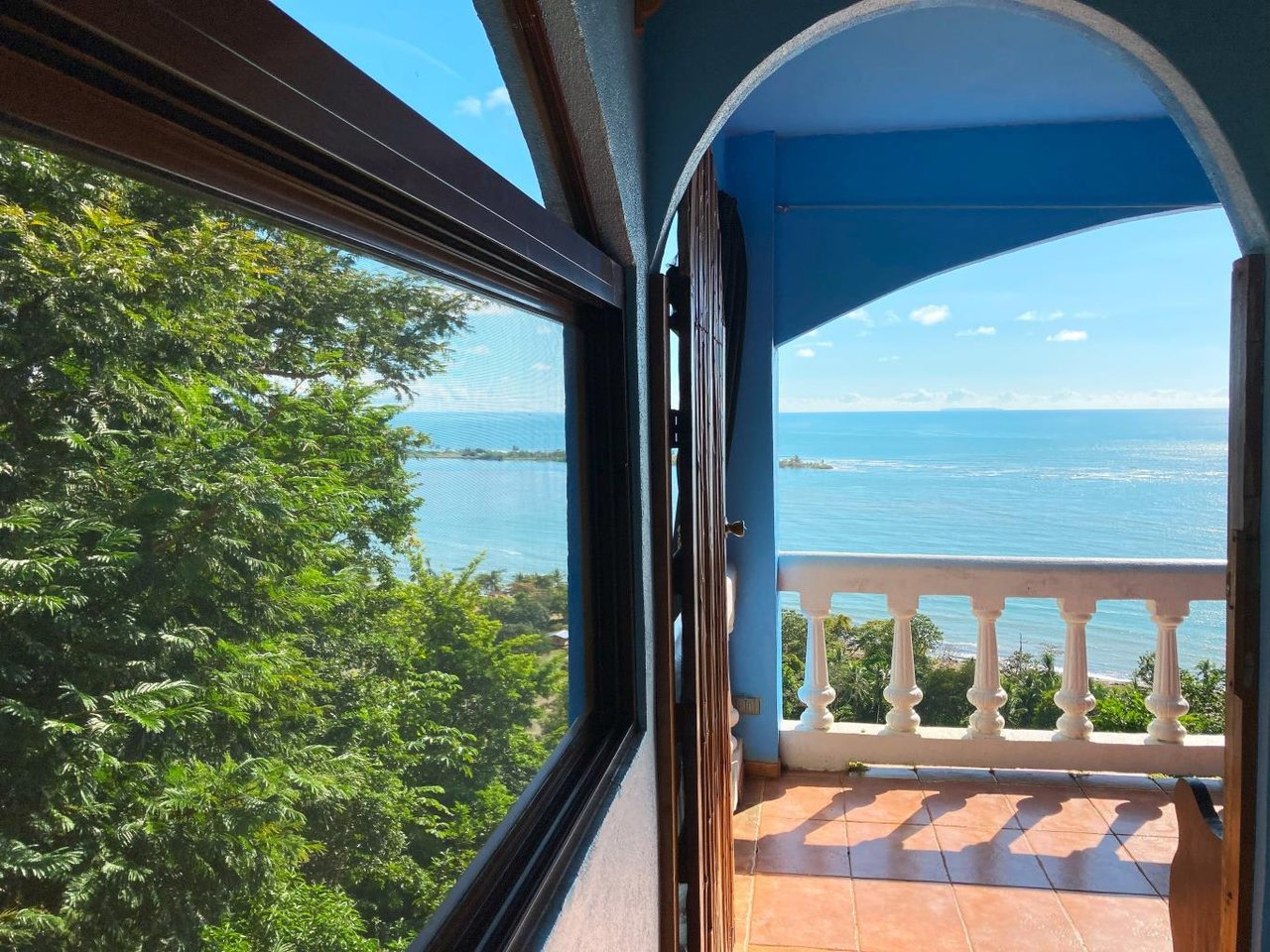 Iconic Eco-lodge With Outstanding Ocean, Sunset, and Mountain Views