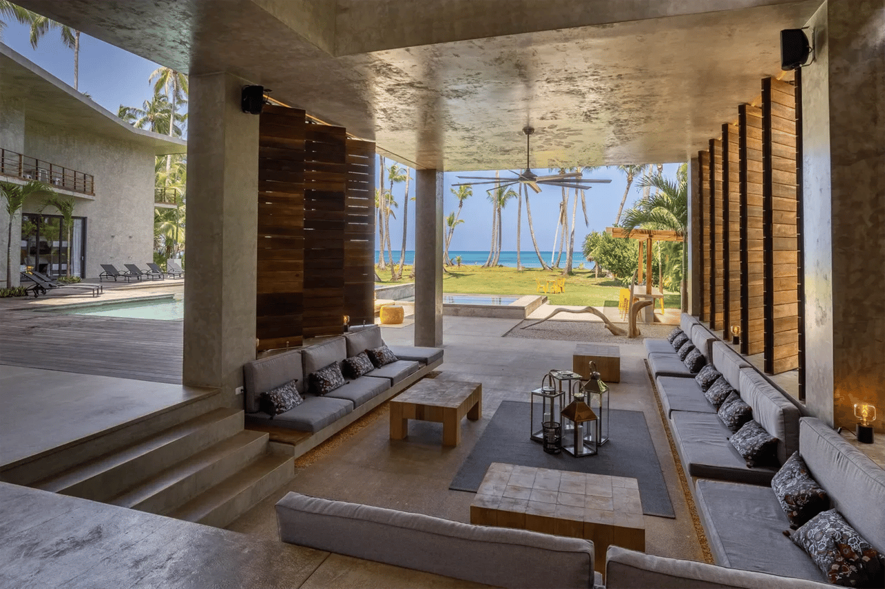 Beachfront Luxury Retreat: Contemporary Villa With Stunning Views and Unrivaled Amenities