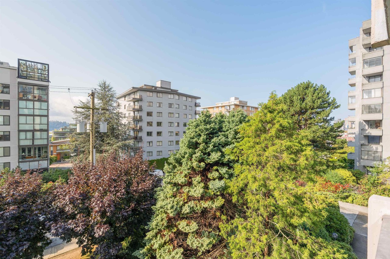 302-555 13th Street, West Vancouver
